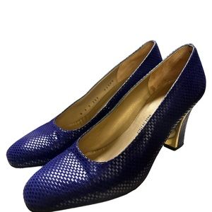 Vintage St John amethyst (purple) suede heels.  Excellent condition. Size 6B.